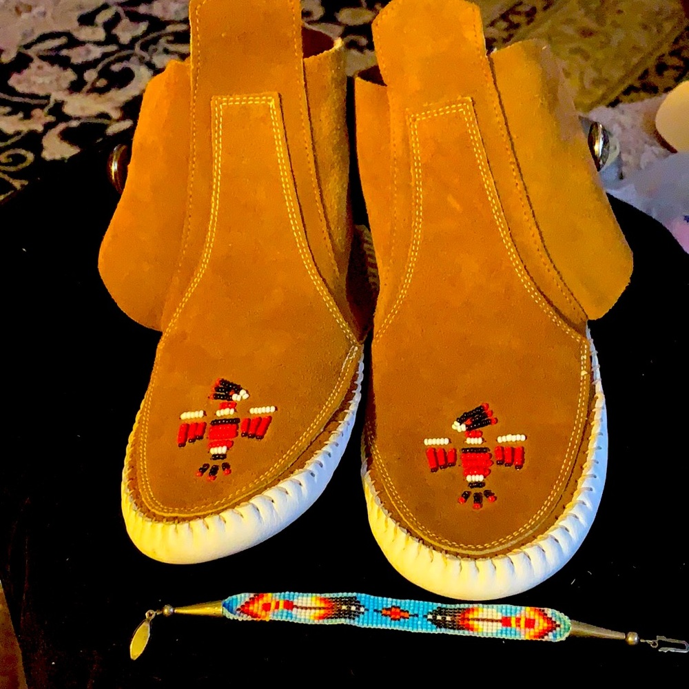 Authentic handmade Indian moccasins with beaded eagle size 6